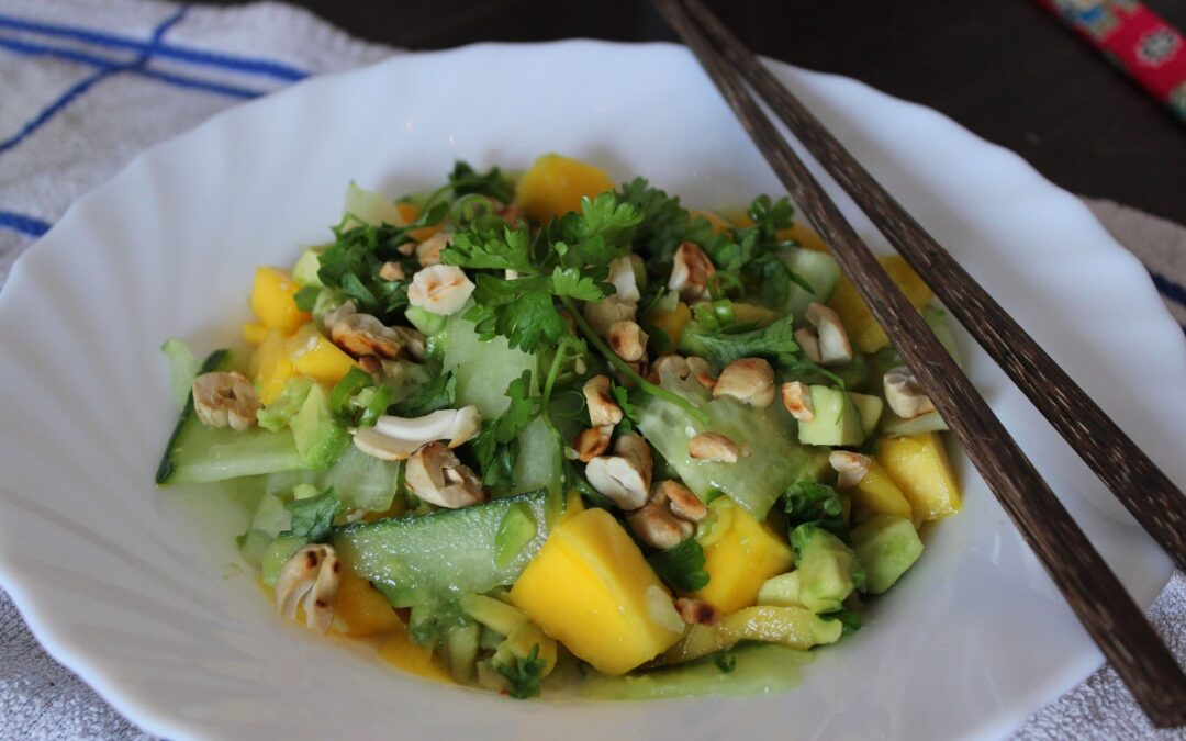 Asiatischer Mango-Avocado-Salat für den Sommer